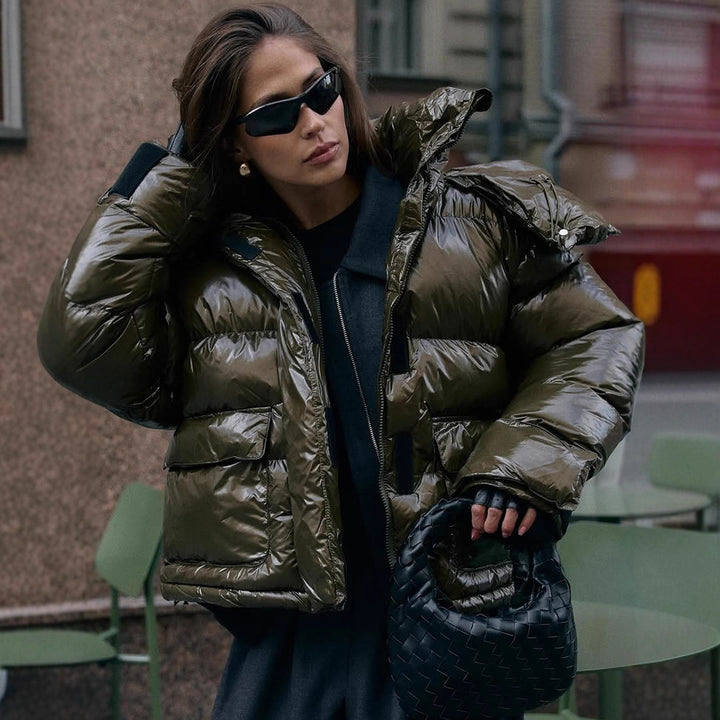 Damen wattierte Kurzjacke mit Hochglanzfinish, Oversize-Schnitt und Kapuze Echoarchiv