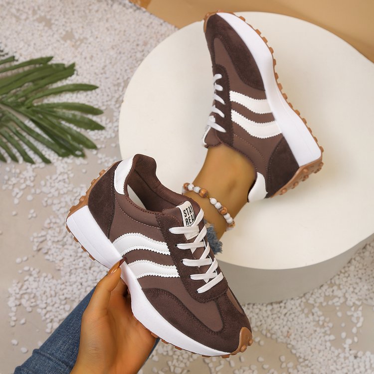 Damen Retro-Sneaker mit profilierter Gummisohle und dekorativen Zierstreifen – Névara