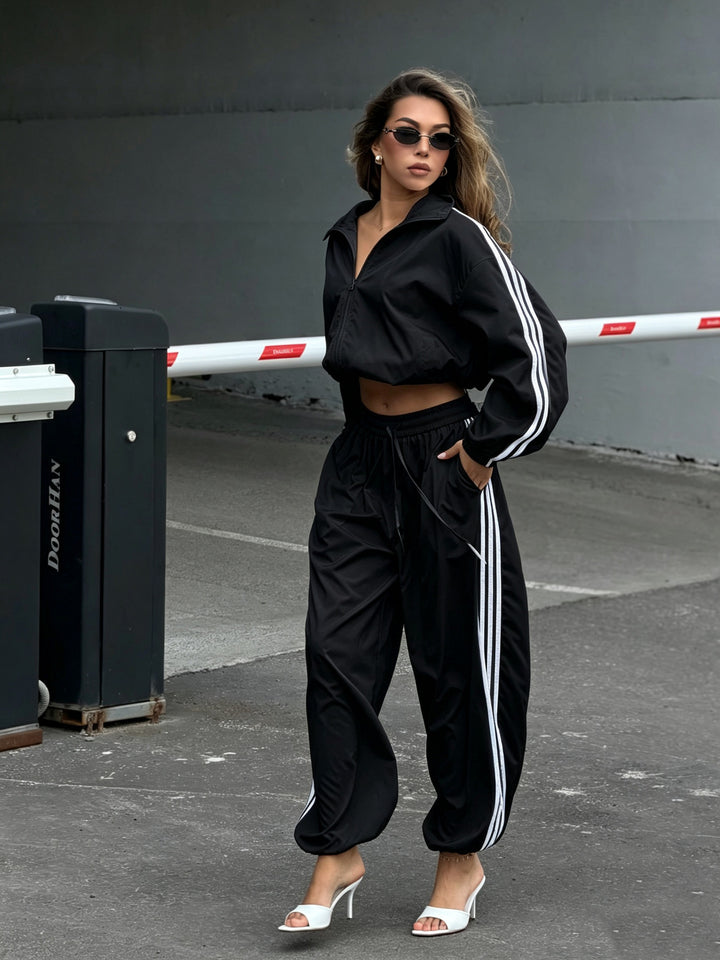 Damen Oversized kurz geschnittene Trainingsjacke und taillenhohe Jogginghose Set mit Seitenstreifen – Avérine