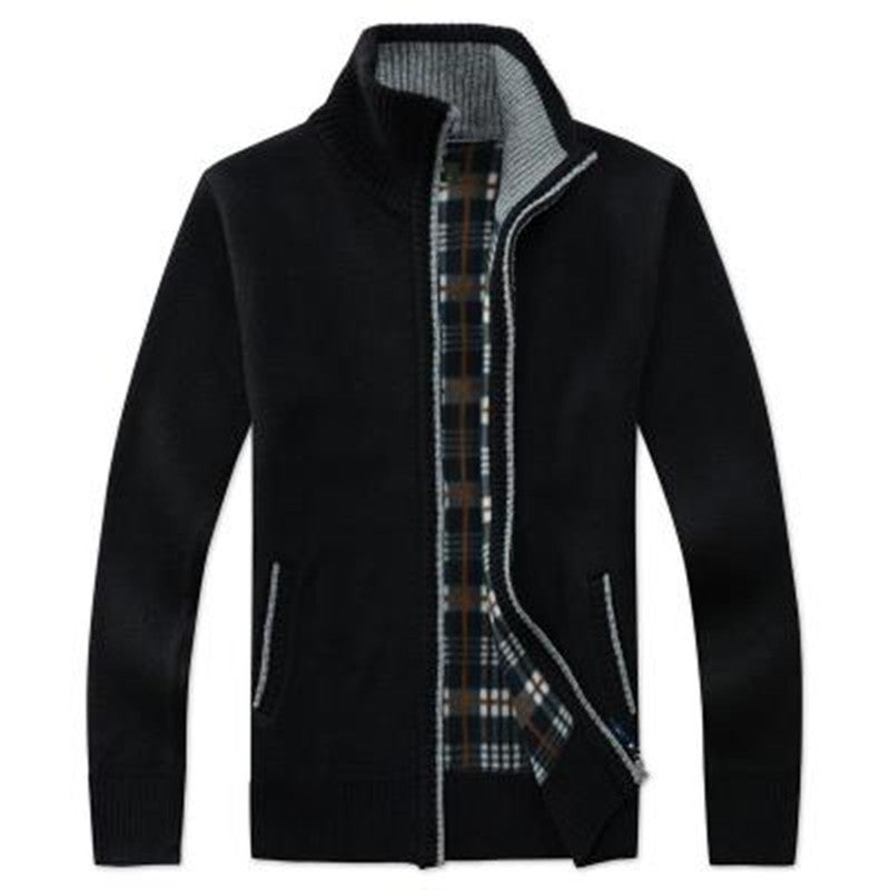 Herren Strickjacke mit hohem Kragen und praktischen Taschen Echoarchiv