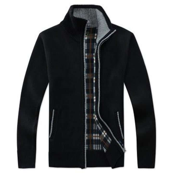 Herren Strickjacke mit hohem Kragen und praktischen Taschen Echoarchiv