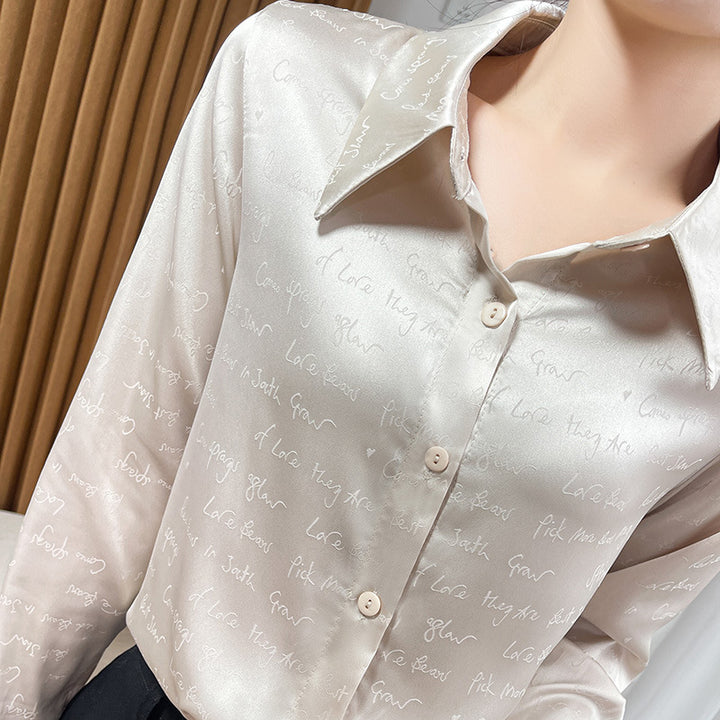 Damen Satinbluse mit zarter Jacquard‑Schrift, spitzem Hemdkragen und durchgehendem Knopfverschluss Echoarchiv