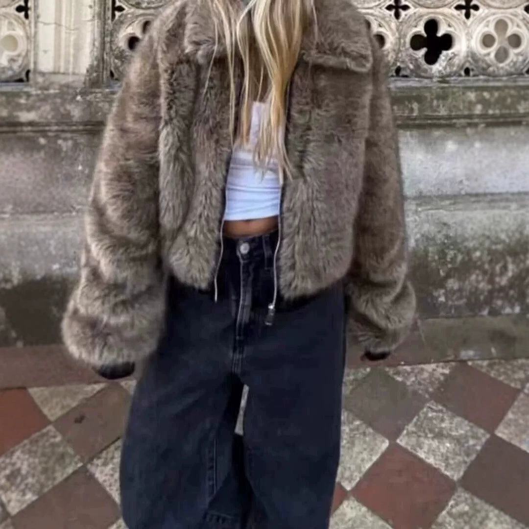 Damen Kurze Kunstpelz-Bomberjacke mit voluminösem Schalkragen und Reißverschluss Echo Archiv