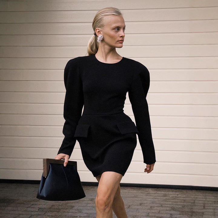 Damen Tailliertes Minikleid mit strukturierten Schultern, langen Ärmeln und angedeutetem Peplum Echoarchiv