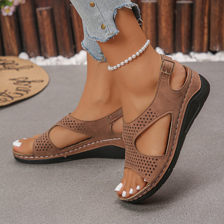Damen Komfort-Sandalen mit perforiertem Obermaterial, verstellbarem Fersenriemen und gepolstertem Fußbett – Sorelia