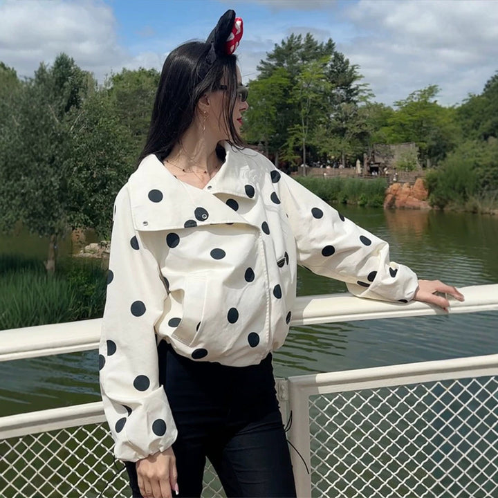 Damen kurz geschnittene Bomberjacke mit übergroßem Schalkragen und Polka-Dot-Print Echoarchiv