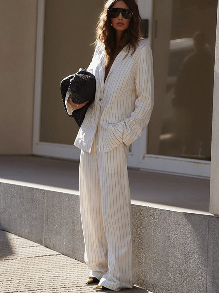Damen Zweiteiliges Nadelstreifen-Anzugset mit Oversize-Blazer und weiter Bundfaltenhose Echoarchiv