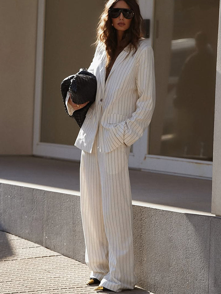 Damen Zweiteiliges Nadelstreifen-Anzugset mit Oversize-Blazer und weiter Bundfaltenhose Echoarchiv