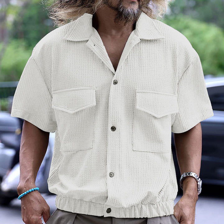 Herren modisches Oversized-Hemd mit strukturiertem Design und praktischen Brusttaschen Echoarchiv