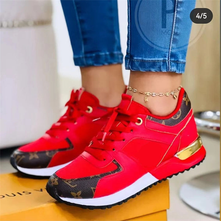Damen Plateau-Sneakers mit atmungsaktivem Mesh, gepolsterter Innensohle und dekorativem Logomuster-Besatz – Névara