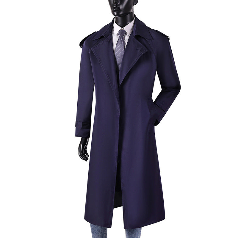 Herren eleganter knie- bis wadenlanger Trenchcoat mit verdeckter Knopfleiste und Schulterklappen Echoarchiv