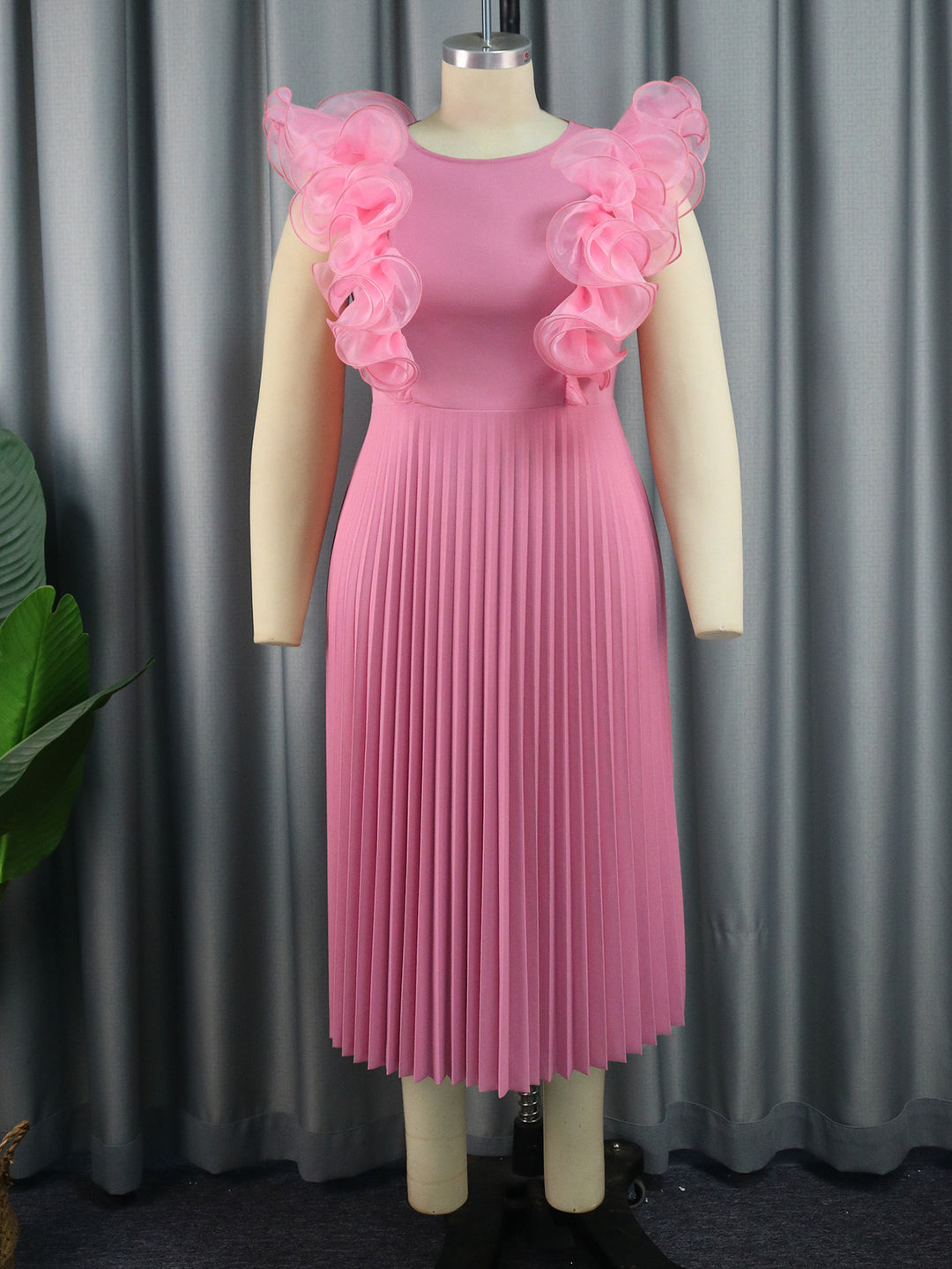 Damen Plissee Kleid mit voluminösen Rüschendetails Echo Archiv