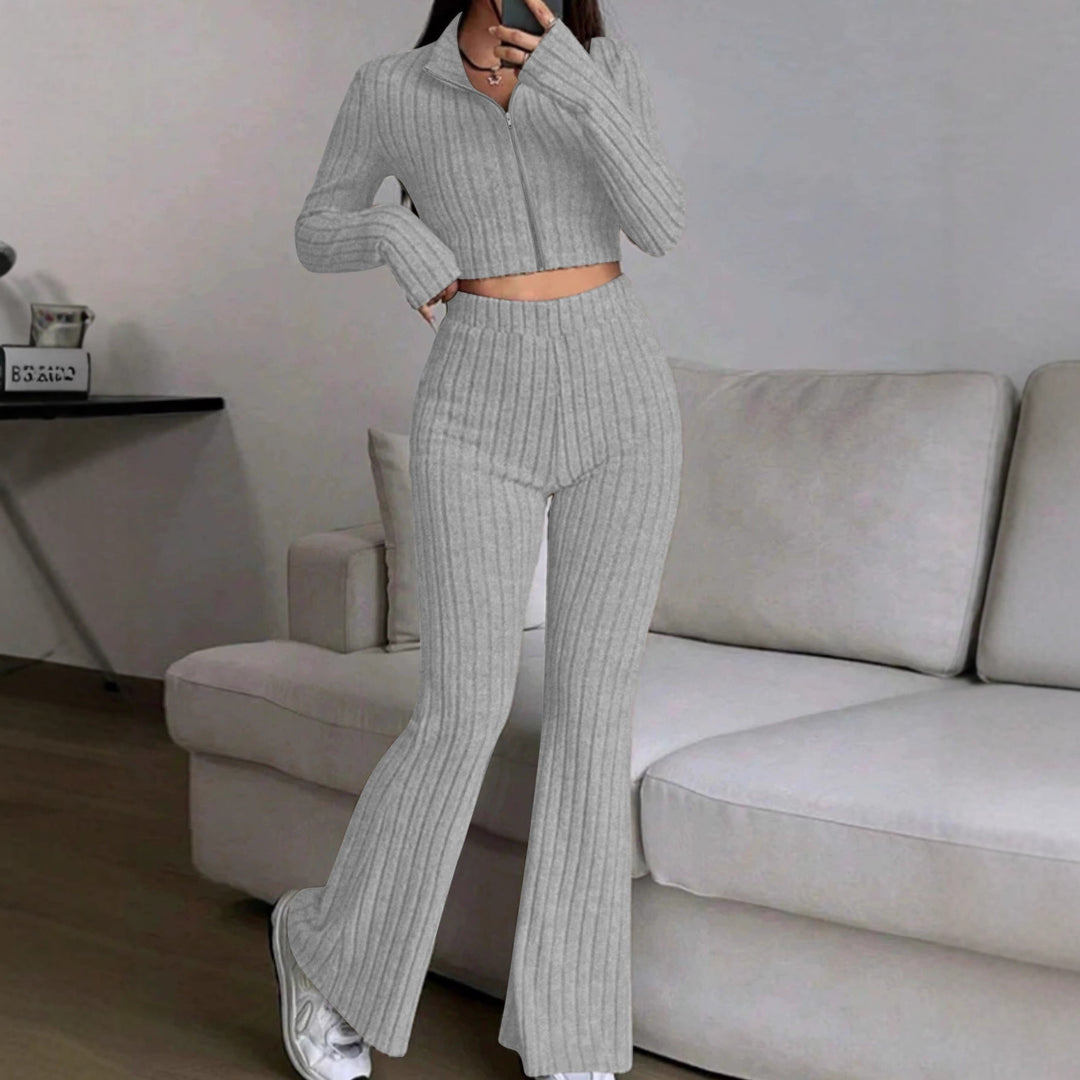Damen Gerippter Strick-Zweiteiler mit Cropped Reißverschluss-Cardigan und High‑Waist Schlaghose – Élanora