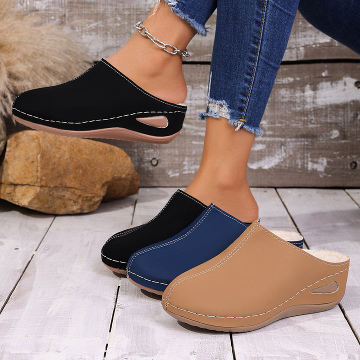 Damen  geschlossene Slip-On Pantolette mit ergonomischem Keilabsatz und dekorativer Ziernaht Echo Archiv