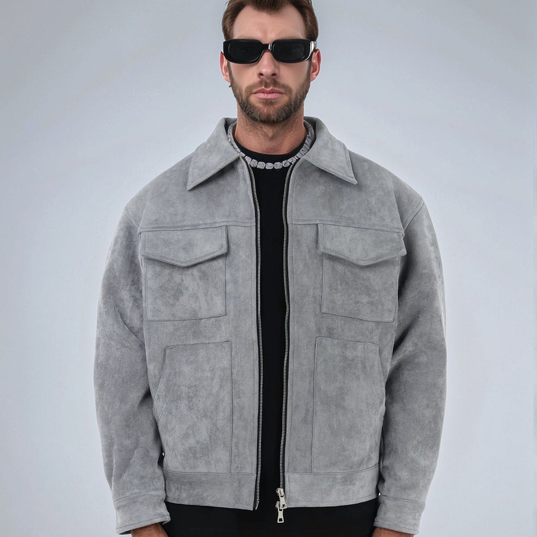 Herren eleganter Wildlederjacke mit praktischen Taschen und modernem Schnitt Echoarchiv