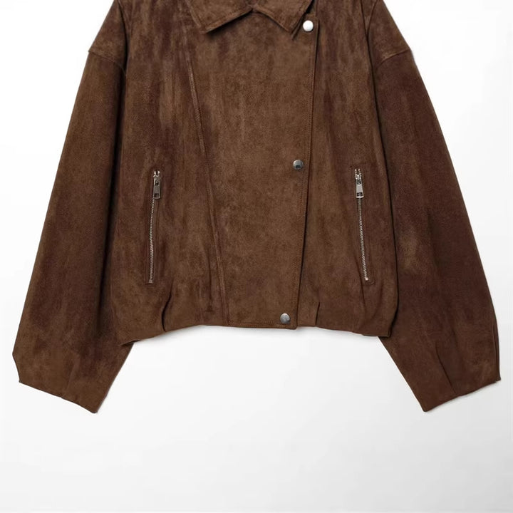 Damen kastige Cropped-Bikerjacke aus Wildlederimitat mit Schulterklappen und Reißverschlusstaschen – Célinea