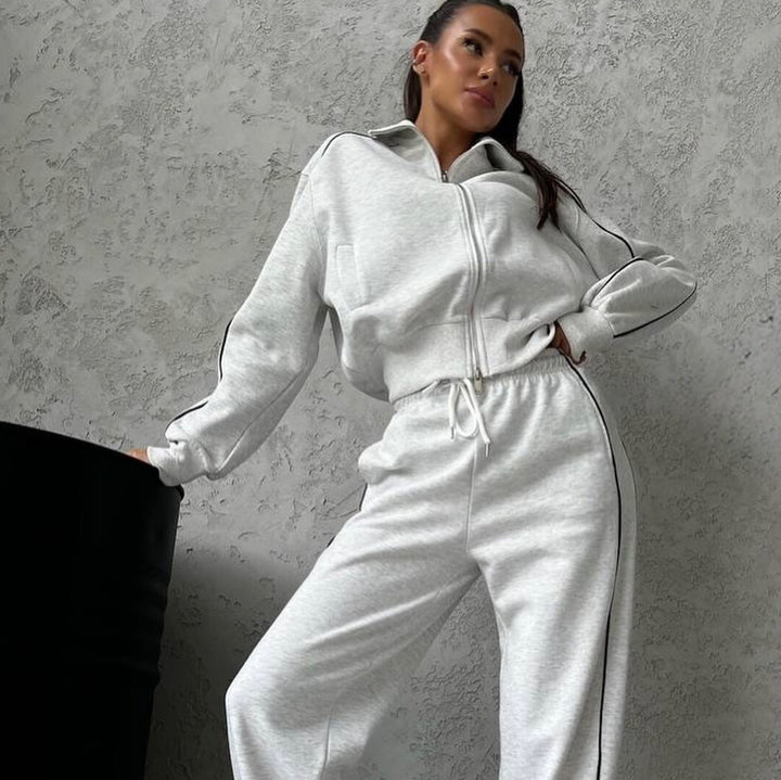 Damen lässiges Sweatset mit Stehkragen Reißverschluss gekürzter Jacke und hochtaillierter Schlaghose – Avérine