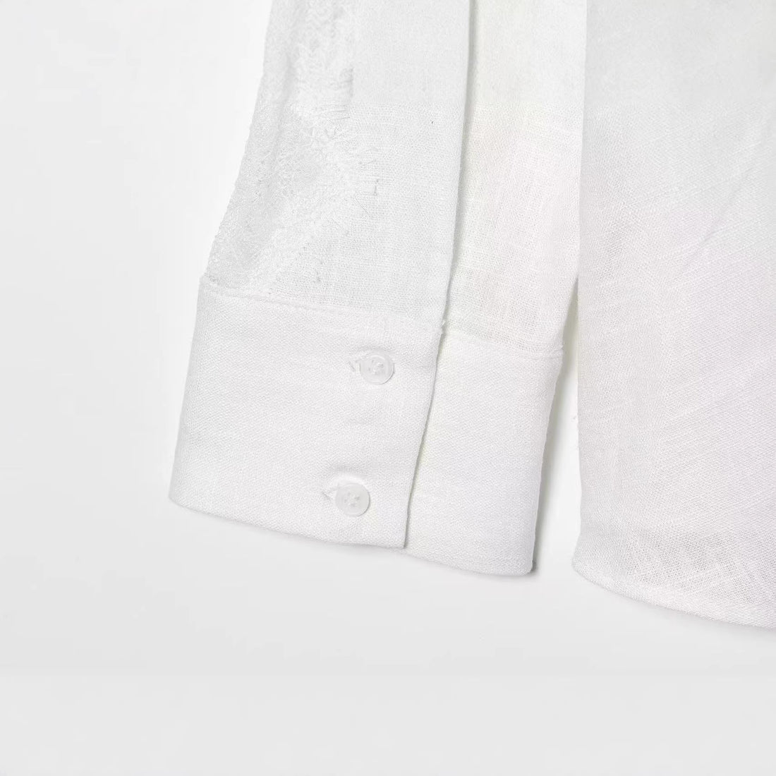 Damen Oversize Leinenbluse mit Spitzeneinsatz an Ärmeln und verdeckter Knopfleiste Echoarchiv
