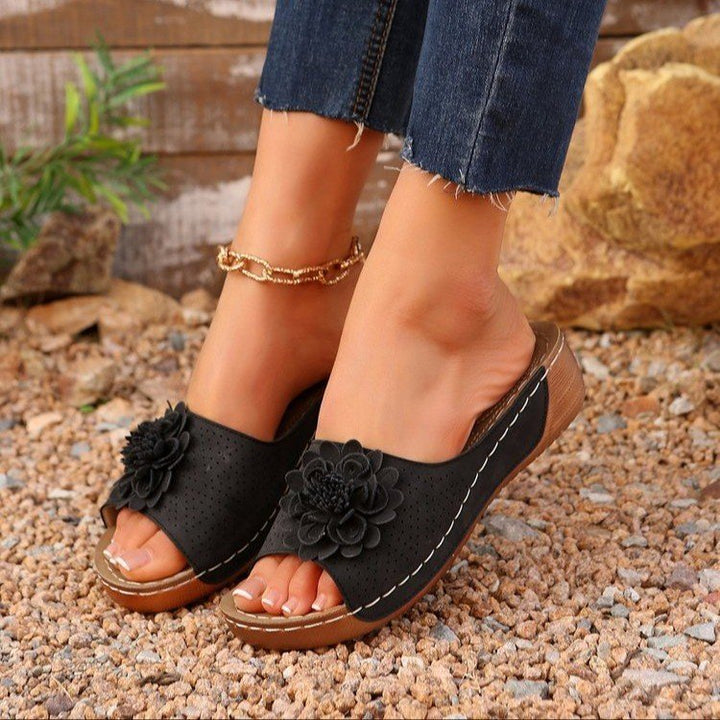 Damen Perforierte Keil-Sandalen als Slip-On mit Blumenapplikation und gepolstertem Fußbett – Sorelia