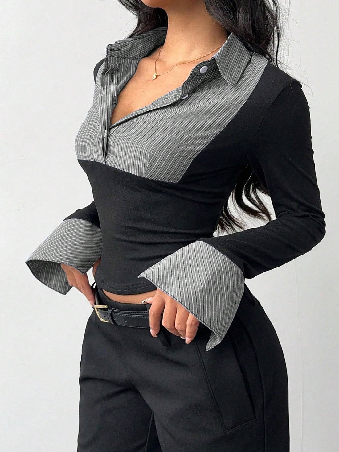 Damen Figurbetontes Langarmshirt mit Blusenkragen und gestreiften Manschetten – Avérine