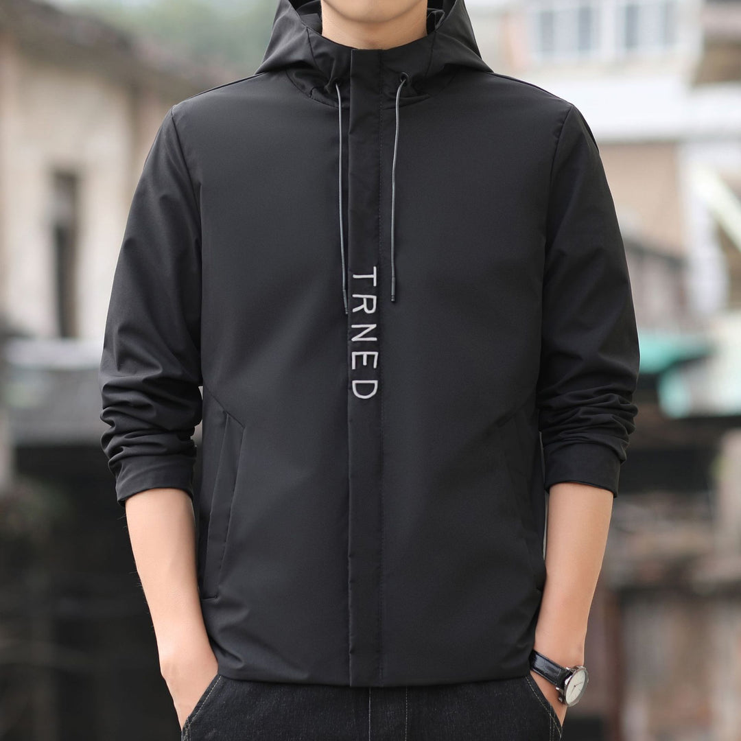 Herren leichte Kapuzen‑Shelljacke mit verdecktem Reißverschluss und minimalistischer Utility‑Optik Echo Archiv