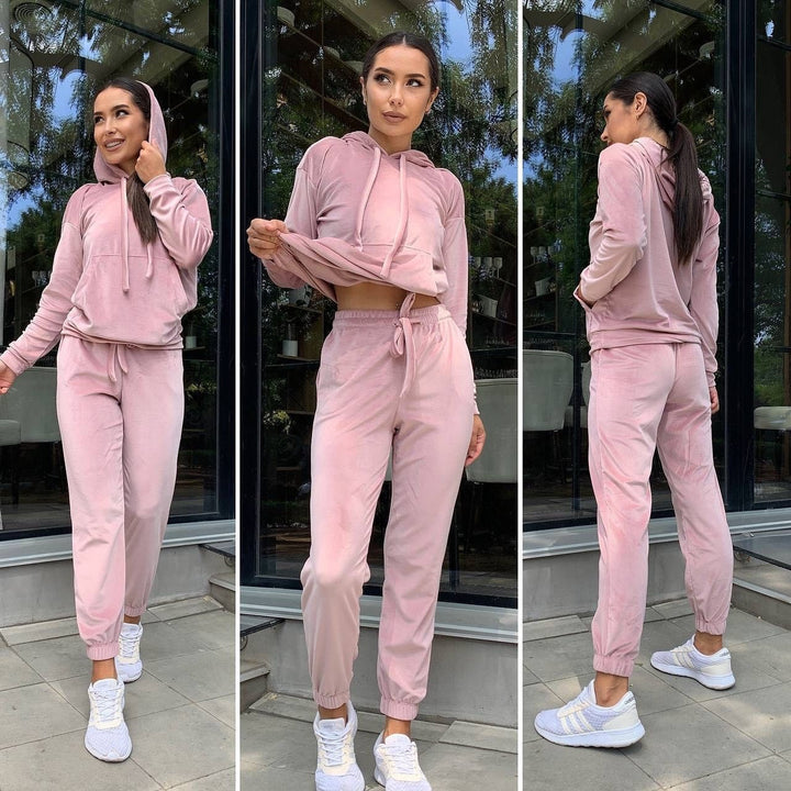 Damen Samt-Loungewear-Set mit kurz geschnittener Kapuzenjacke und Kordelzug-Jogginghose – Auréline