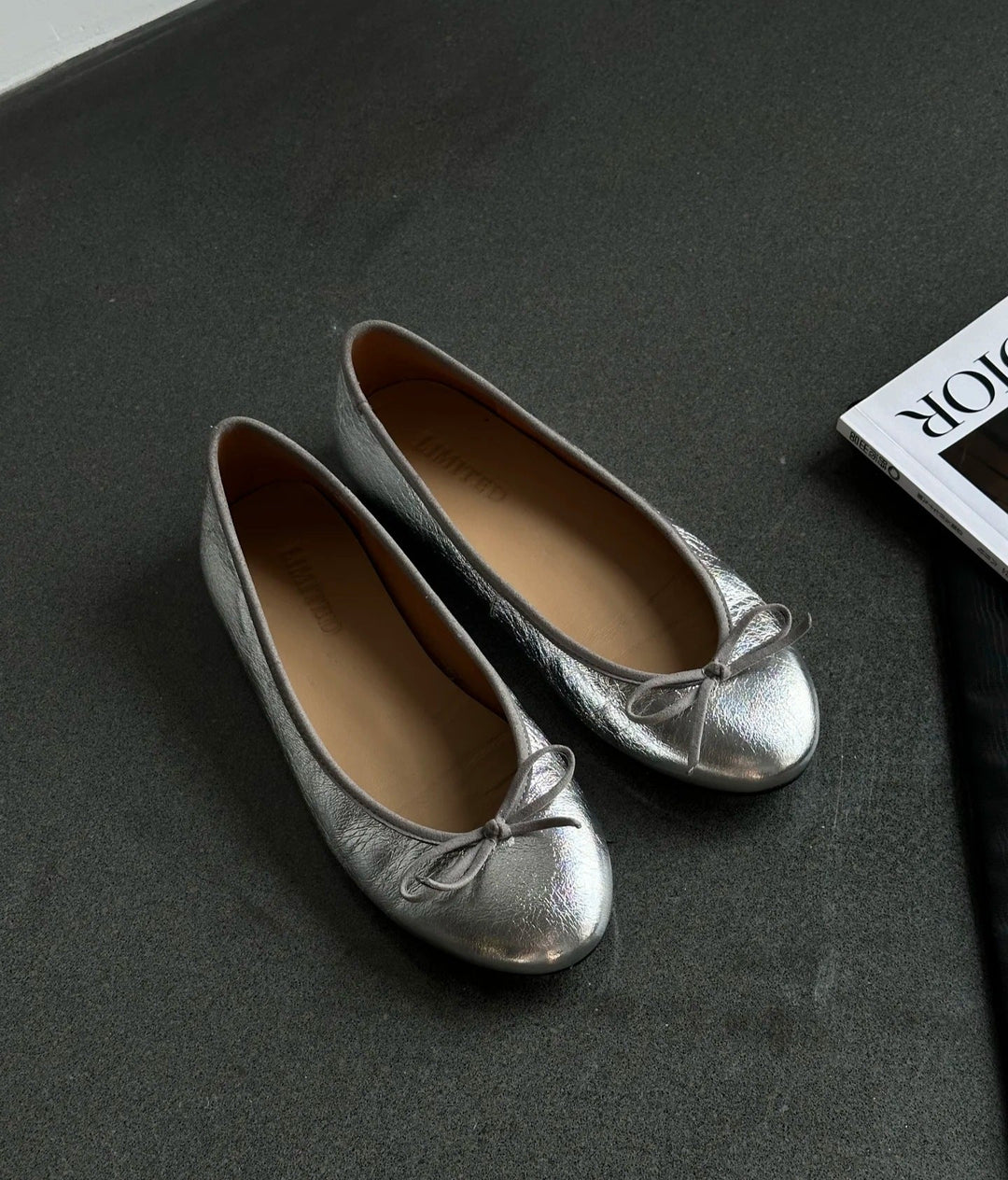 Damen Ballerina-Schuhe mit glänzender Oberfläche und verspieltem Schleifenakzent Echoarchiv