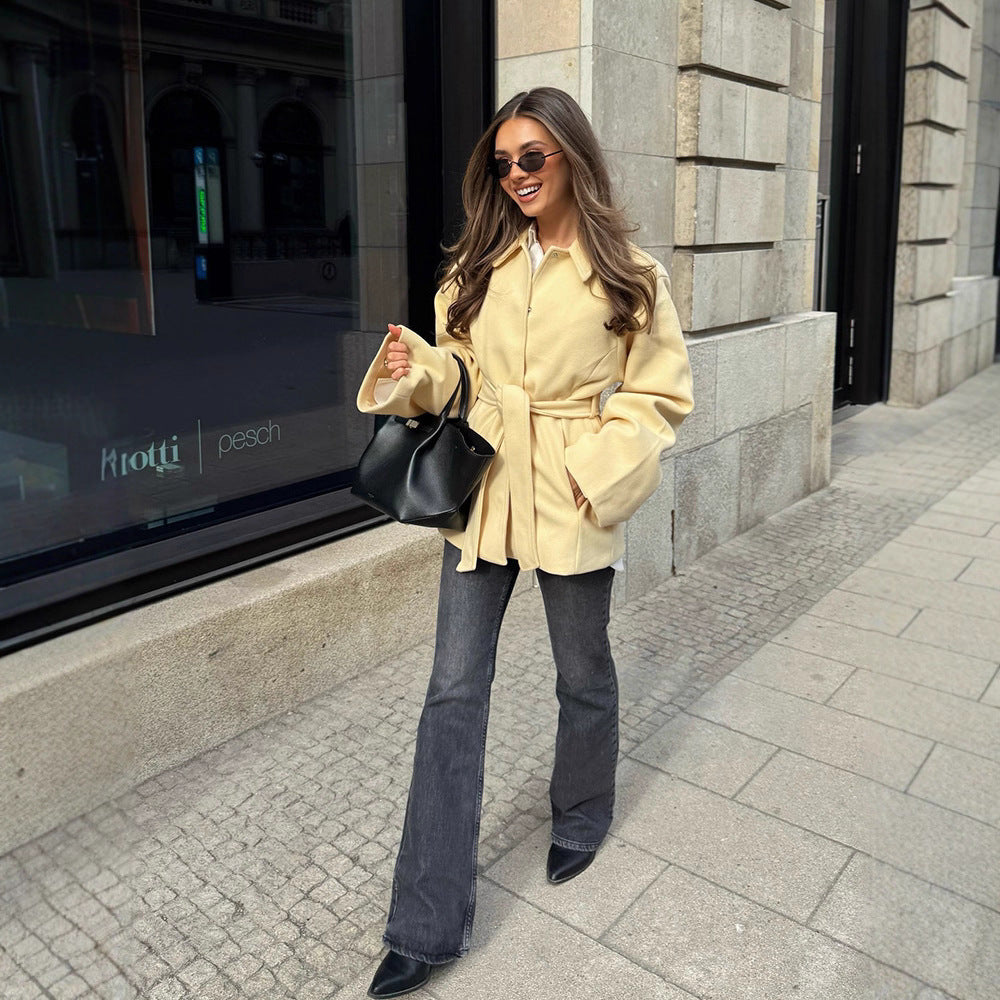 Damen Wollmix-Kurzjacke mit Bindegürtel, kastiger Silhouette und dezentem Revers Echoarchiv