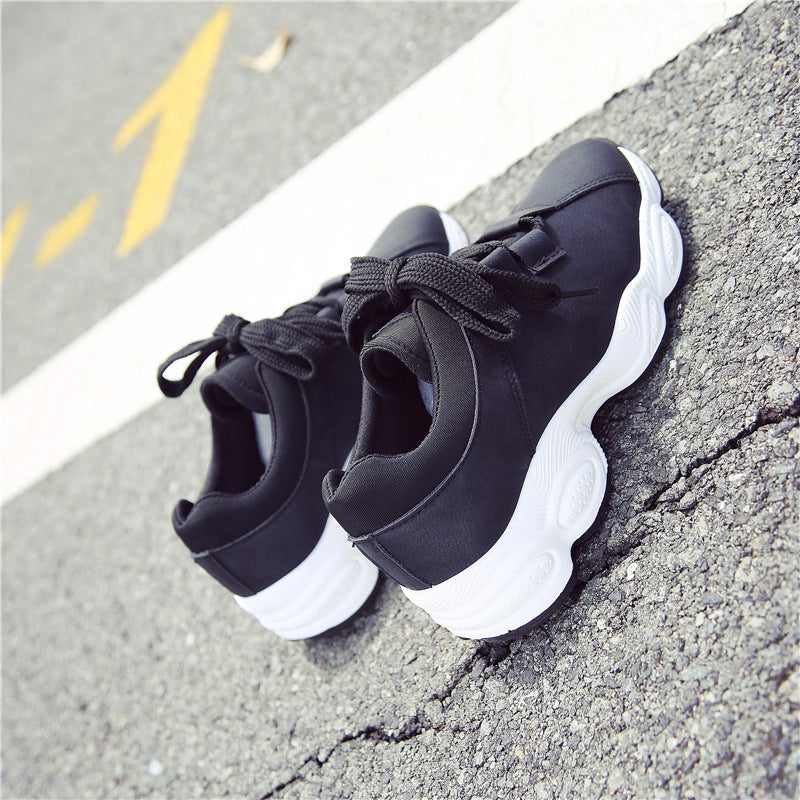 Damen Sportive Keil‑Sneaker aus Mikrofaser mit gepolstertem Schaft und markanter Profilsohle – Névara
