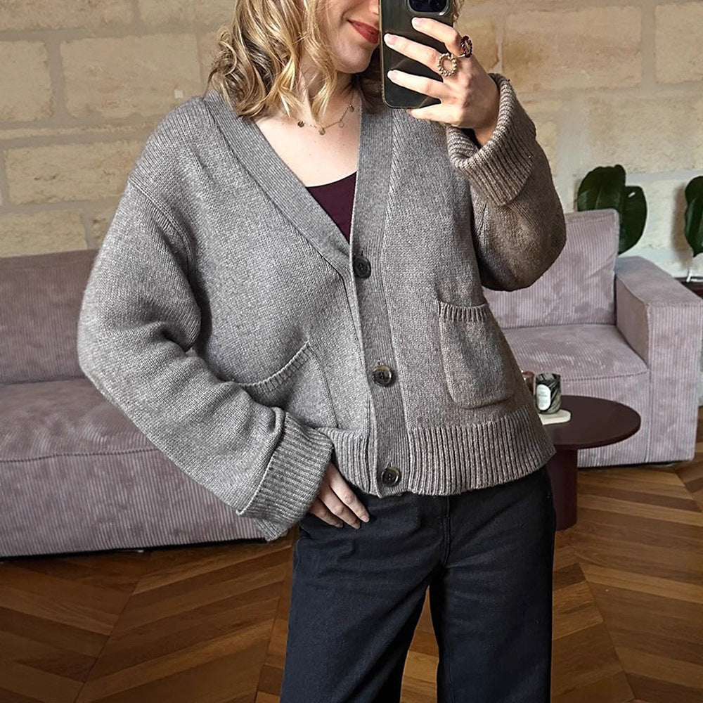 Damen Boxy Strickjacke mit V-Ausschnitt, aufgesetzten Taschen und Hornknöpfen Echoarchiv