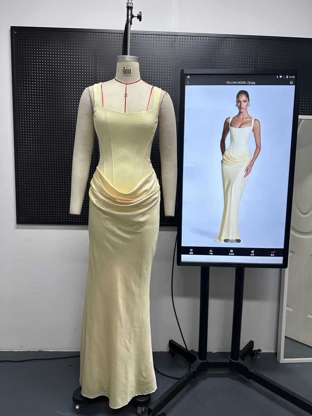 Damen Fließendes Maxi-Kleid mit asymmetrischem Schnitt und raffiniertem Drapé Echo Archiv