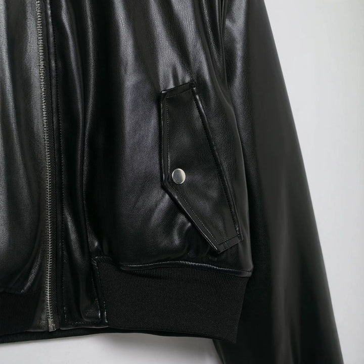 Damen Cropped Biker‑Bomberjacke aus Kunstleder mit Rippbündchen und aufgesetzten Pattentaschen Echoarchiv