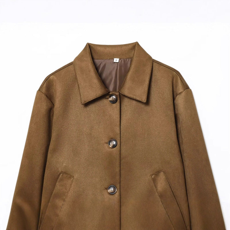 Damen kurze taillierte Boxy-Jacke mit Hemdkragen, Eingrifftaschen und durchgehender Knopfleiste – Célinea