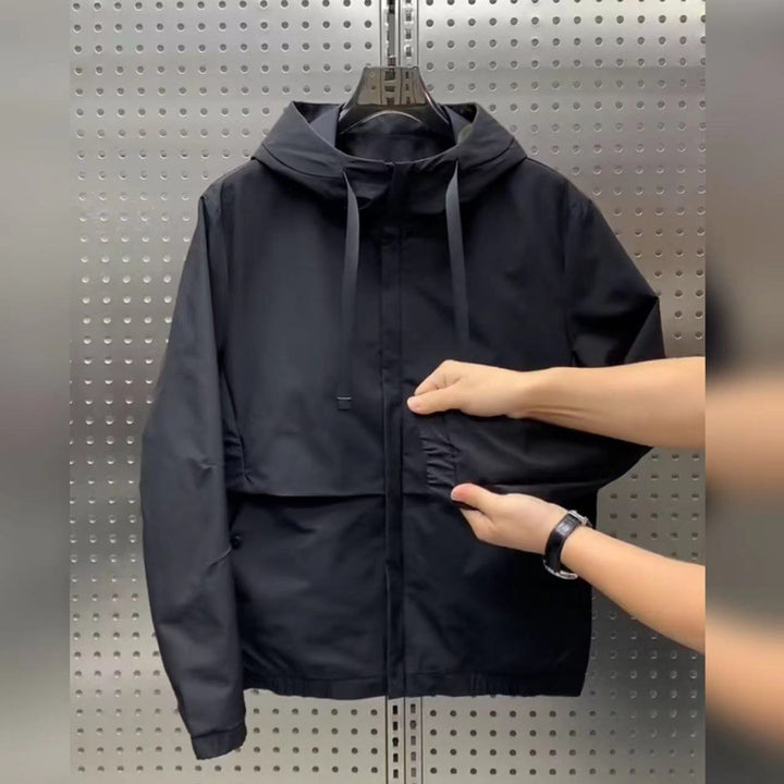 Herren Freizeitjacke mit verstellbarem Kapuzenkragen und praktischen Eingrifftaschen Echoarchiv