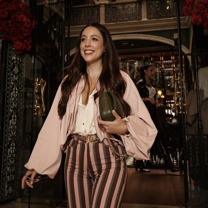 Damen Kurze Cape-Jacke mit voluminösen Ballonärmeln, Stehkragen und Reißverschluss Echo Archiv