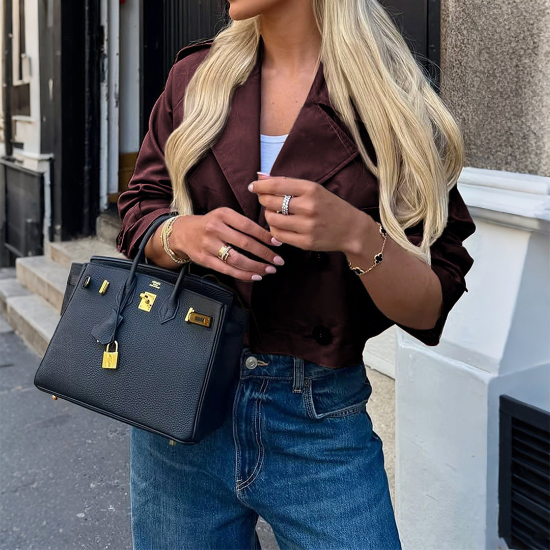 Damen nan kurzer Satin-Trench mit doppelreihiger Knopfleiste, aufgesetzten Pattentaschen und geknöpften Ärmelmanschetten Echo Archiv