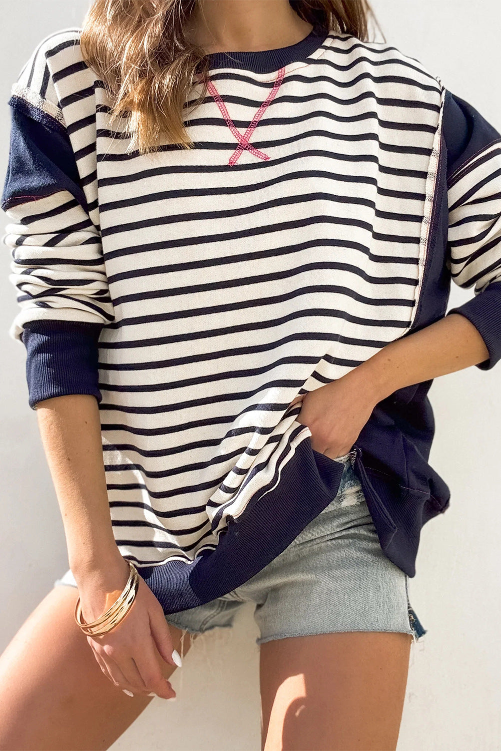 Damen Oversize Streifen-Sweatshirt mit Rundhalsausschnitt und Colorblock-Ärmeln – Avérine