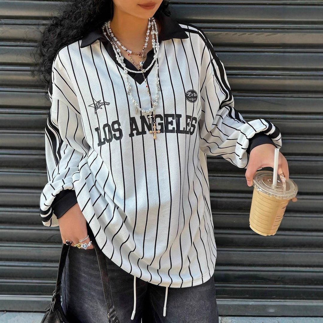Damen Oversize Baseball-Polo-Shirt mit Nadelstreifen, V-Ausschnitt und Kordel – Avérine