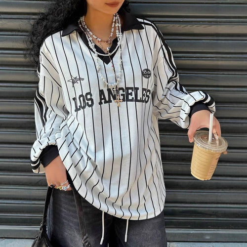 Damen Oversize Baseball-Polo-Shirt mit Nadelstreifen, V-Ausschnitt und Kordel – Avérine