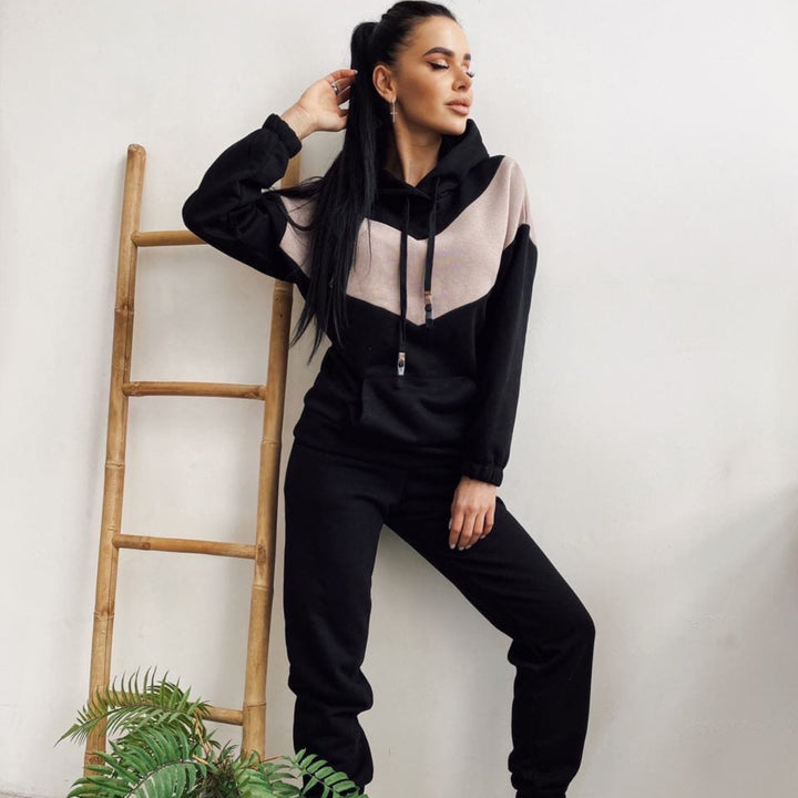 Damen zweiteiliges Loungewear-Set mit Chevron-Kapuzenpullover und taillierter Tapered-Jogginghose – Avérine