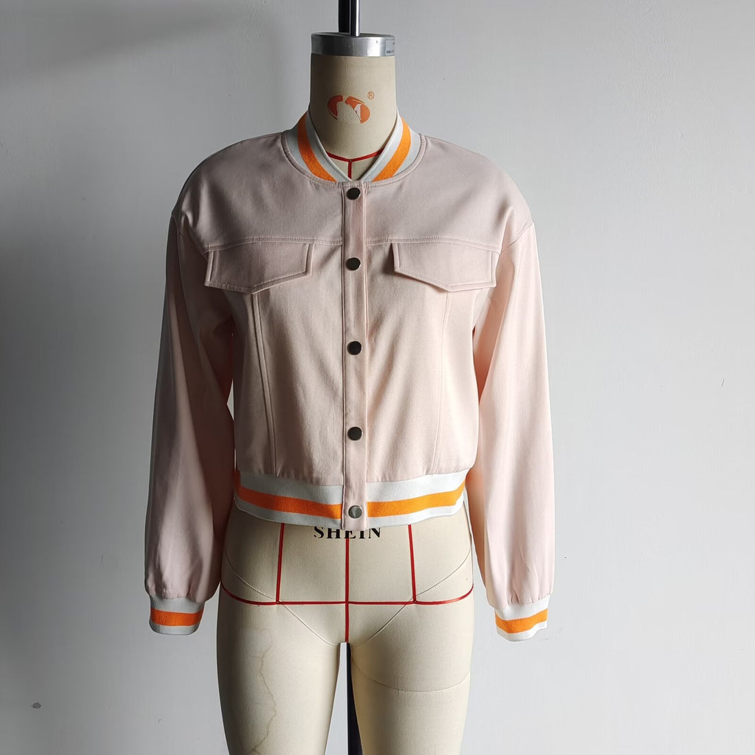 Damen cropped Blousonjacke mit Druckknopfleiste, gestreiften Rippbündchen und aufgesetzten Brustklappen – Célinea
