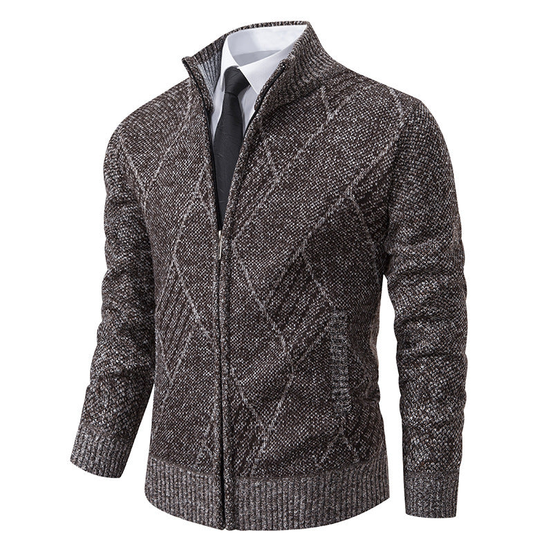 Herren modische Strickjacke mit hohem Kragen und stilvollem Zopfmuster Echoarchiv