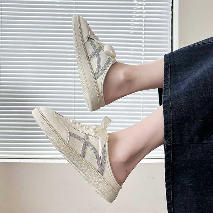 Damen Satin-Schnürpantoffel Mule-Sneaker mit offener Fersenpartie und Metallic-Optik – Lioré