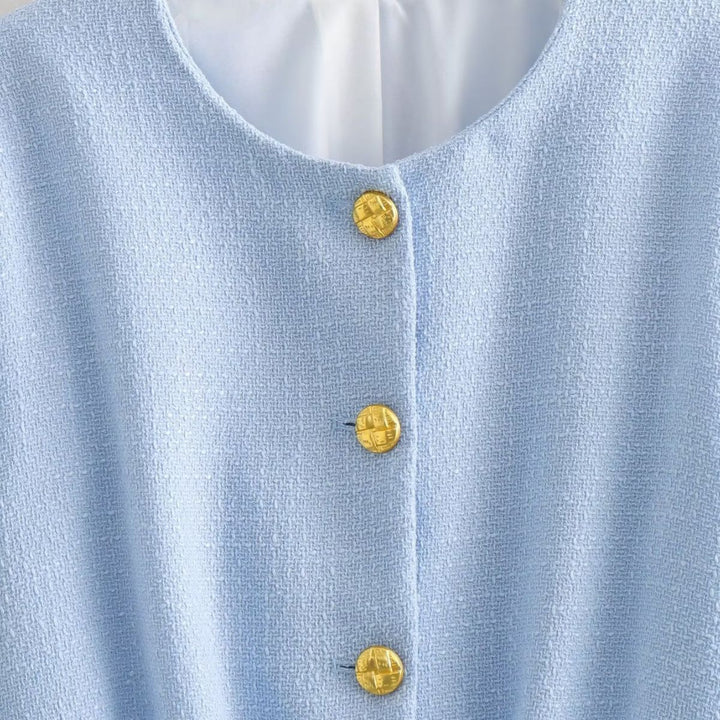 Damen kurz geschnittene Bouclé-Jacke mit Rundhalsausschnitt, durchgehender Knopfleiste und goldfarbenen Zierknöpfen – Célinea