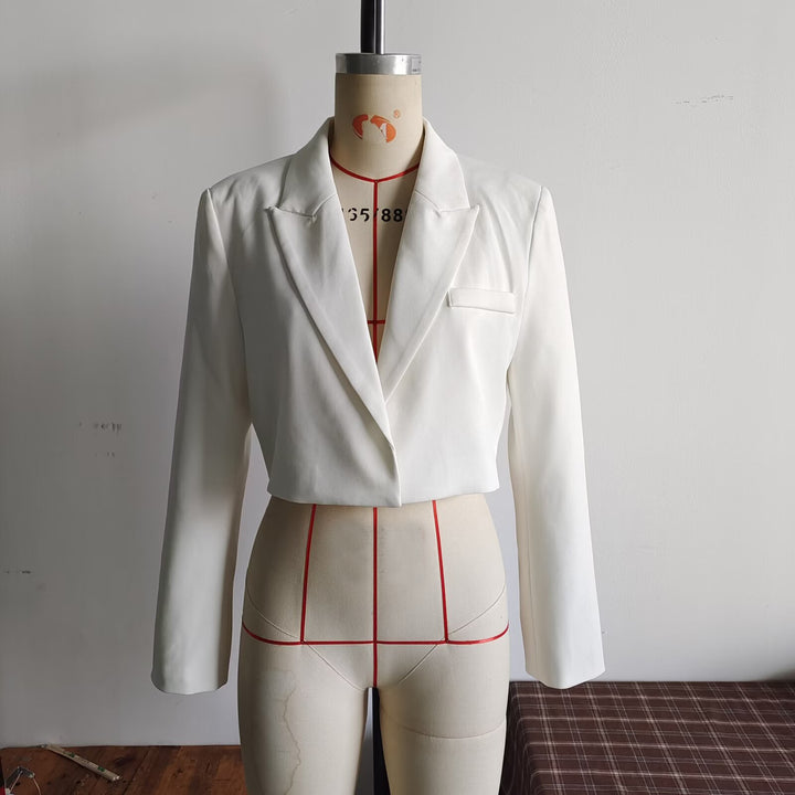 Damen kurzgeschnittener Cropped-Blazer mit Reverskragen, figurbetonter Taillierung und Brustleistentasche – Valéne