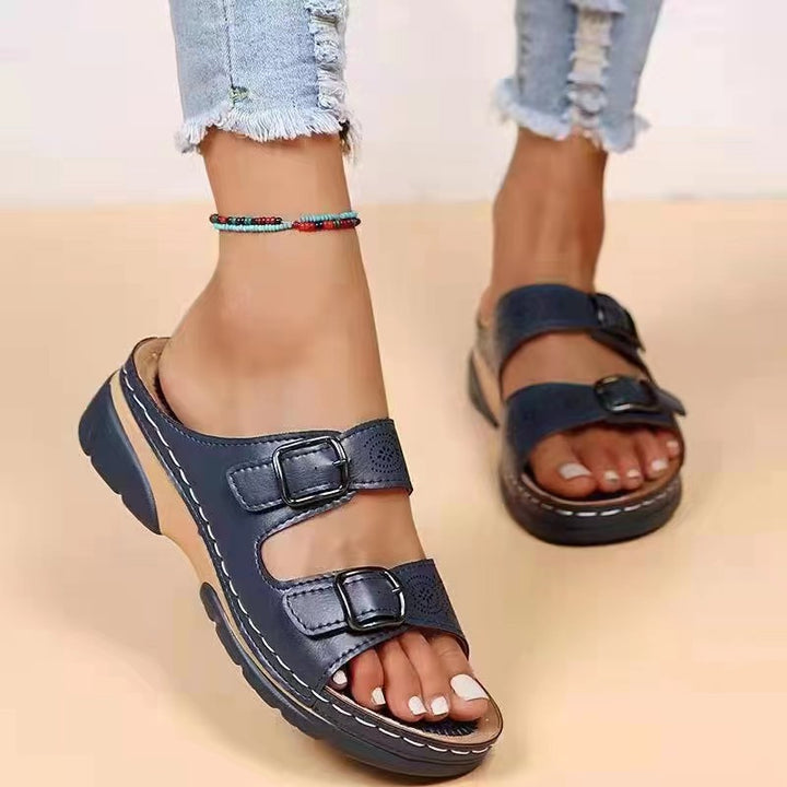 Damen nan Doppelriemen-Pantolette mit Laserperforation, verstellbaren Metallschnallen und gepolstertem Keilfußbett Echo Archiv