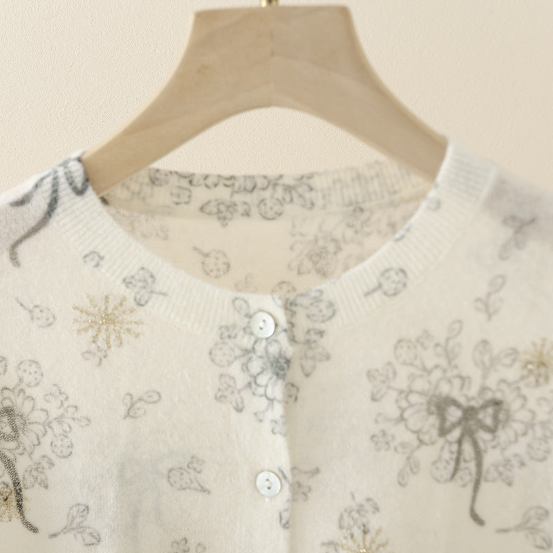 Damen Feiner Knopfcardigan mit zartem Blumen‑Sketchprint und Rundhalsausschnitt Echo Archiv