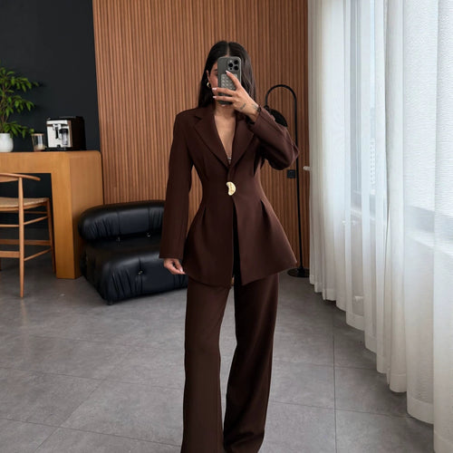 Damen Taillierter Longblazer mit goldener Statement-Schnalle Echoarchiv