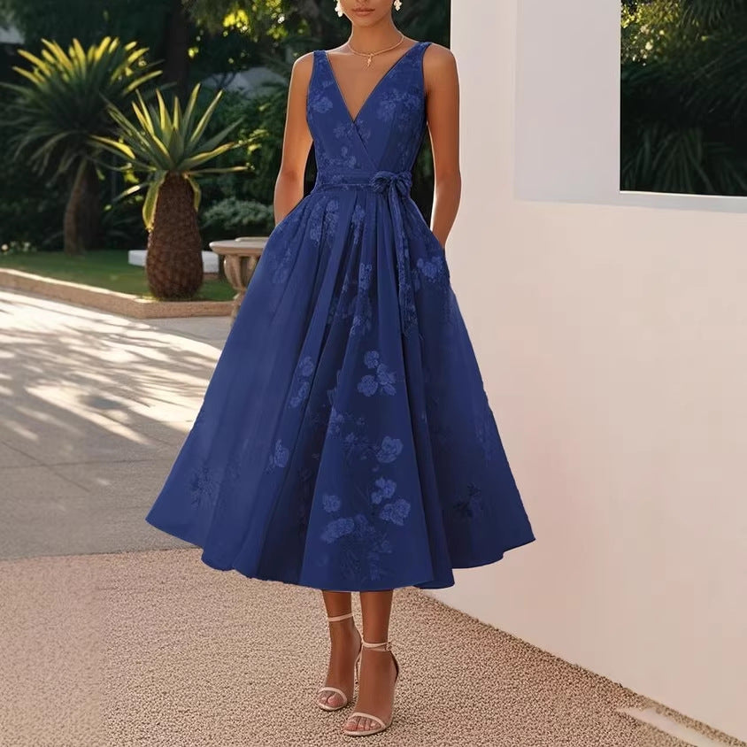 Damen Elegantes Blumenkleid mit tiefem V-Ausschnitt und Taillengürtel Echo Archiv