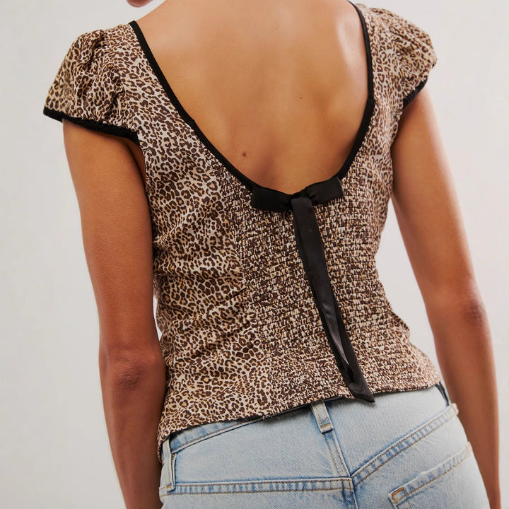 Damen Figurbetontes Cropped-Top mit Leoprint, Quadratausschnitt & Kontrastpaspel – Avérine